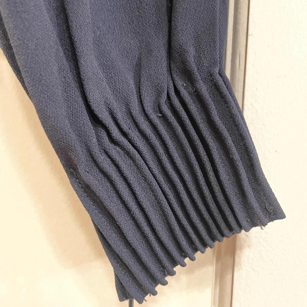 Club Monaco cropped blouse with pleated cuffs - Picture 6 of 8